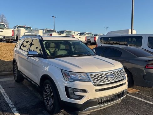 Used 2017 Ford Explorer Platinum image 2