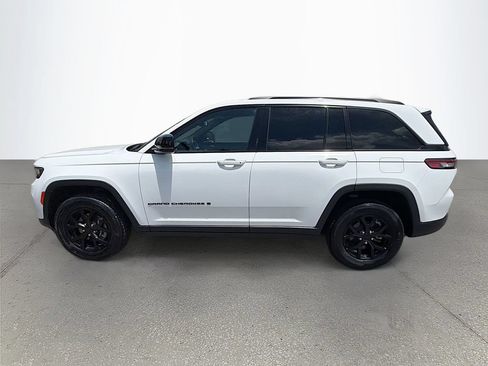 Used 2024 Jeep Grand Cherokee Altitude AWD/4WD image 7