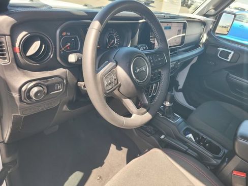 Used 2025 Jeep Wrangler Unlimited Rubicon AWD/4WD image 12