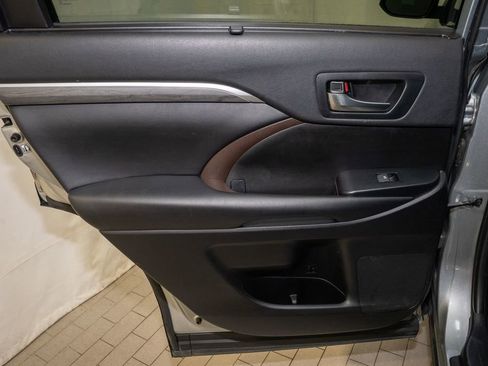 Used 2019 Toyota Highlander Limited image 11