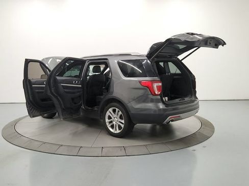 Used 2017 Ford Explorer XLT w/ Equipment Group 202A FWD image 14