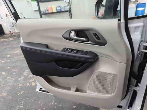 Certified 2023 Chrysler Pacifica Touring-L FWD image 28