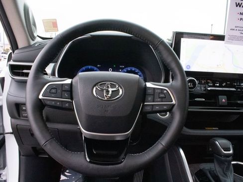 Used 2024 Toyota Highlander Limited image 18