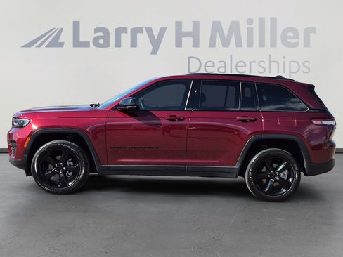 Used 2023 Jeep Grand Cherokee Altitude AWD/4WD image 2