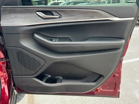 Used 2025 Jeep Grand Cherokee L Limited w/ Luxury Tech Group II AWD/4WD image 38