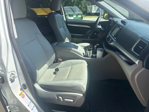 Certified 2019 Toyota Highlander XLE AWD/4WD image 9