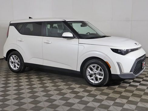 Used 2023 Kia Soul LX w/ LX Technology Package FWD image 12