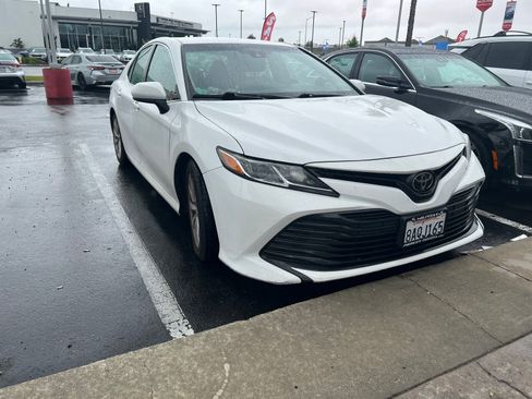 Used 2018 Toyota Camry LE image 3