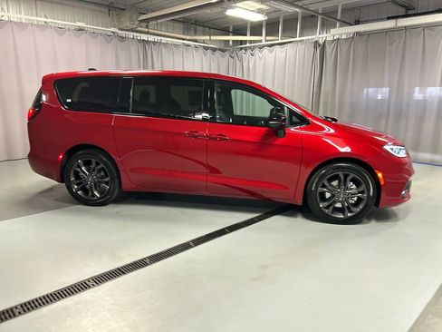 New 2026 Chrysler Pacifica Select image 8
