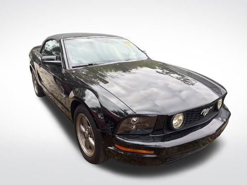 Used 2006 Ford Mustang Convertible image 2