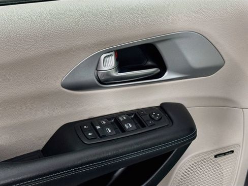 Used 2018 Chrysler Pacifica Limited FWD image 15