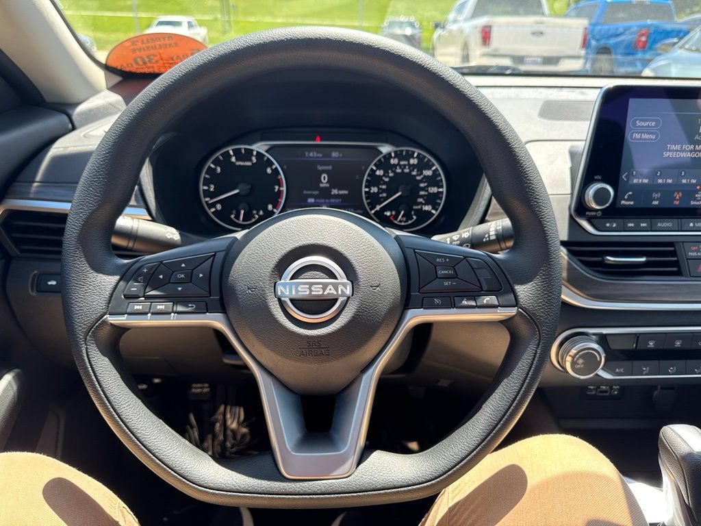 Used 2025 Nissan Altima 2.5 SV FWD image 9