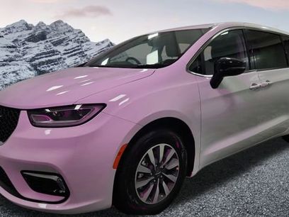 Used 2024 Chrysler Pacifica Select