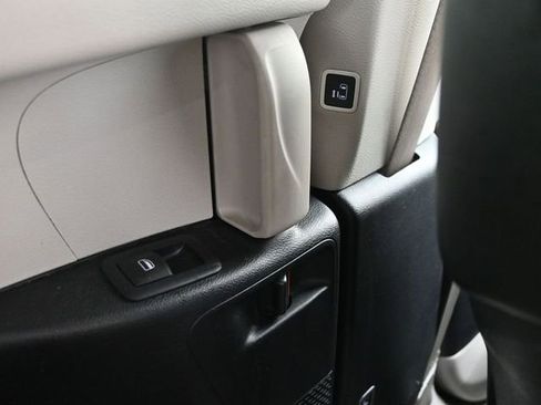 Used 2023 Chrysler Pacifica Touring-L FWD image 26