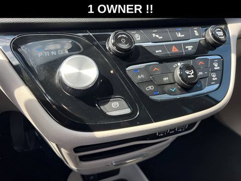 Used 2023 Chrysler Pacifica Touring-L FWD image 50