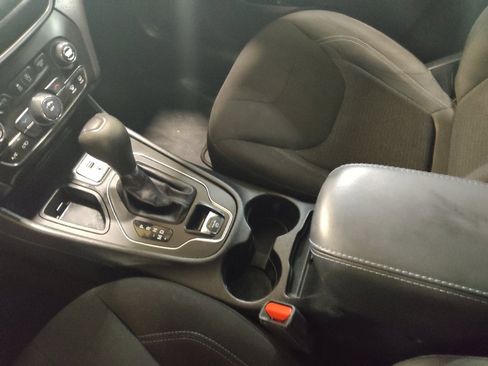 Used 2020 Jeep Cherokee Latitude FWD image 26