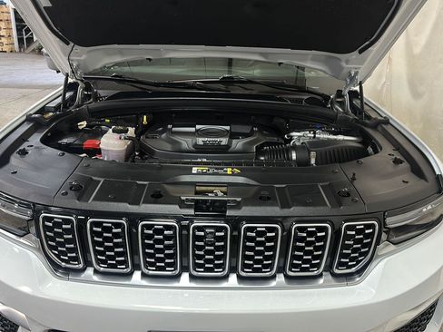 Used 2023 Jeep Grand Cherokee Summit w/ Luxury Tech Group V AWD/4WD image 13