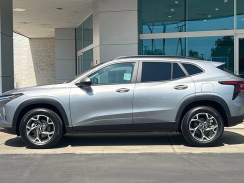 Used 2026 Chevrolet Trax LT FWD image 7