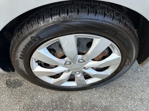 Used 2017 Hyundai Elantra GT FWD image 9