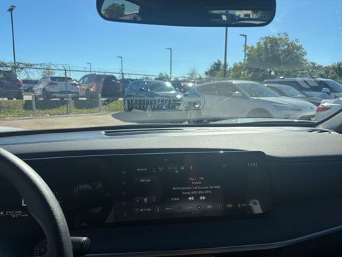 Used 2025 Nissan Kicks SV image 18