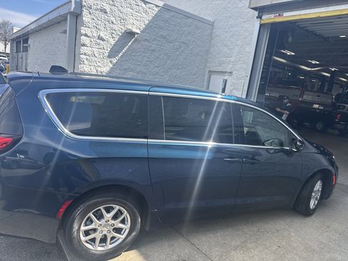 Used 2025 Chrysler Pacifica Select image 11