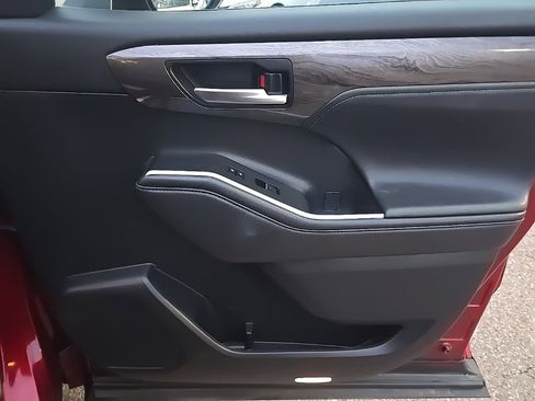 Used 2023 Toyota Highlander Platinum image 31