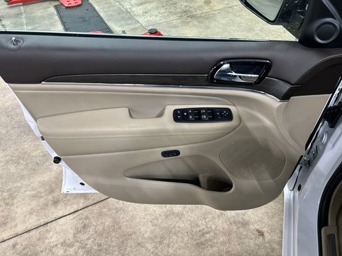 Used 2019 Jeep Grand Cherokee Overland AWD/4WD image 14