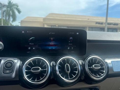 Used 2021 Mercedes-Benz GLB 250 4MATIC image 30
