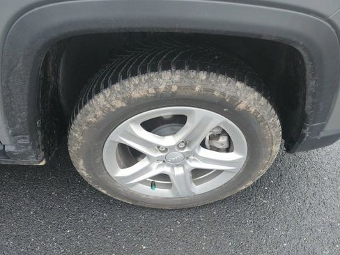 Used 2023 Jeep Compass Latitude image 11