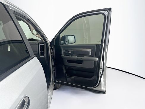 Used 2018 RAM 1500 Classic SLT image 31