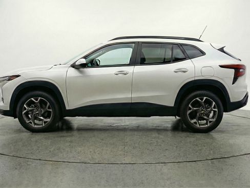Used 2025 Chevrolet Trax LT w/ LT Convenience Package FWD image 5