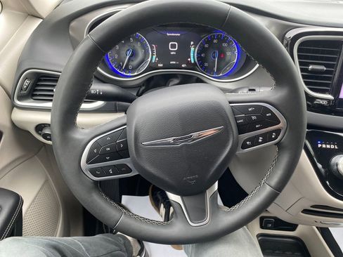 Used 2023 Chrysler Pacifica Touring-L FWD image 15