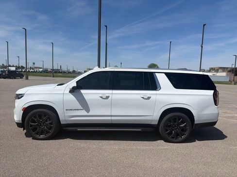 Used 2023 Chevrolet Suburban LT w/ Luxury Package image 3