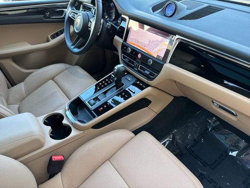 Certified 2025 Porsche Macan image 18