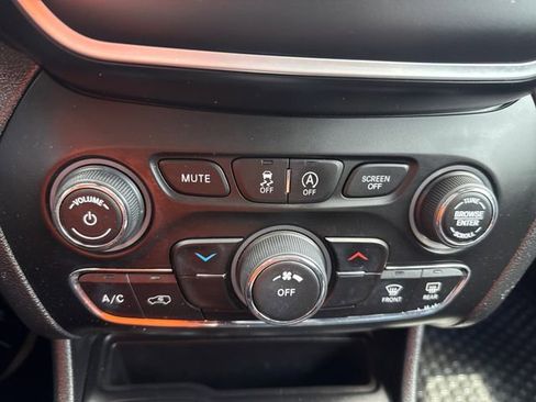 Used 2019 Jeep Cherokee Latitude Plus w/ Cold Weather Group AWD/4WD image 24