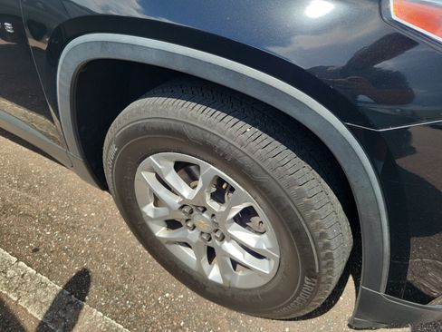 Used 2021 Chevrolet Traverse LS FWD image 4