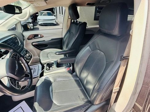 Used 2018 Chrysler Pacifica Touring-L Plus FWD image 9