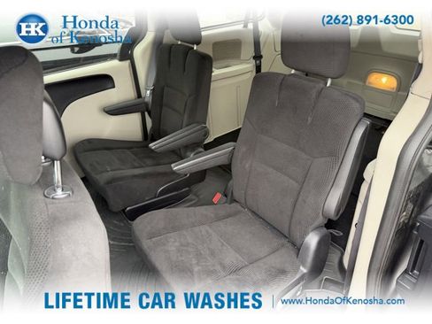 Used 2016 Dodge Grand Caravan SE image 9