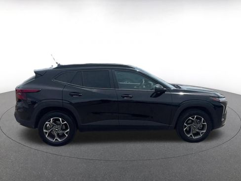 Used 2025 Chevrolet Trax LT FWD image 16
