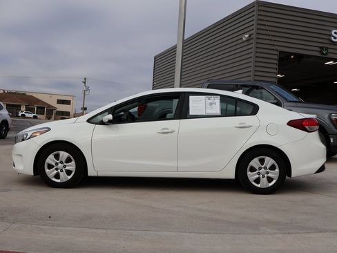 Used 2017 Kia Forte LX image 2