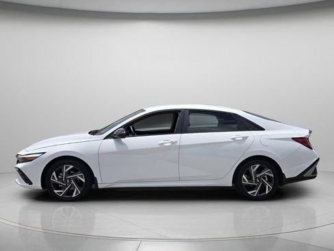 Certified 2025 Hyundai Elantra SEL w/ Cargo Package FWD image 3