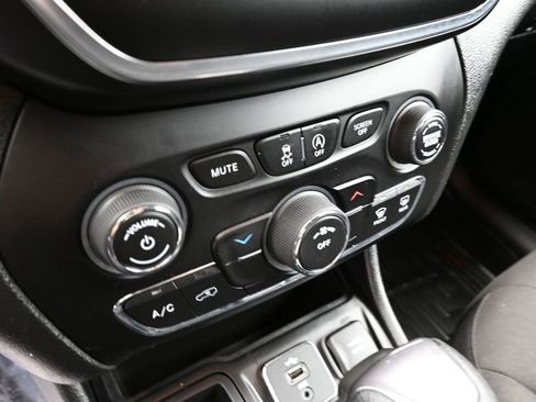 Used 2019 Jeep Cherokee Latitude w/ Popular Appearance Group FWD image 14