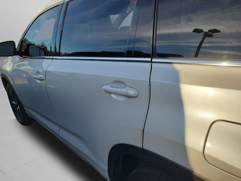 Used 2018 Toyota Highlander LE image 19