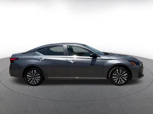 Used 2025 Nissan Altima 2.5 SV FWD image 13