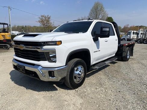 Used 2024 Chevrolet Silverado 3500 LT w/ Convenience Package image 2