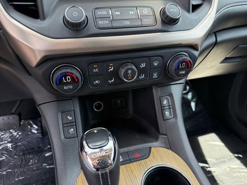 Used 2017 GMC Acadia Denali w/ Technology Package FWD image 19