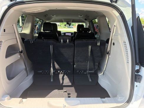 Used 2023 Chrysler Pacifica Touring-L FWD image 11