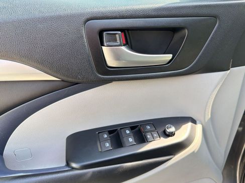Used 2019 Toyota Highlander XLE FWD image 13