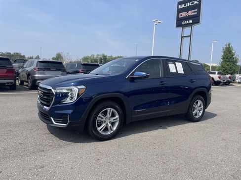 Used 2023 GMC Terrain SLE image 3