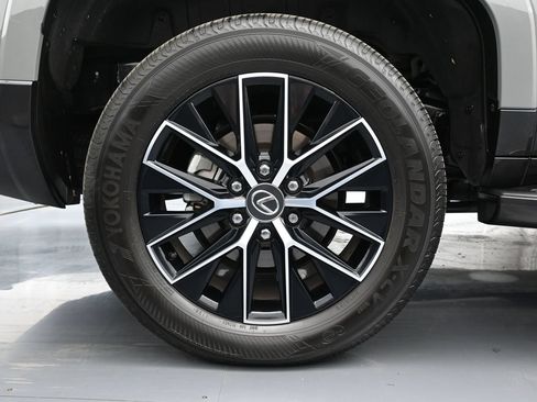 Used 2025 Lexus GX 550 w/ Accessory Package (2T) AWD/4WD image 18